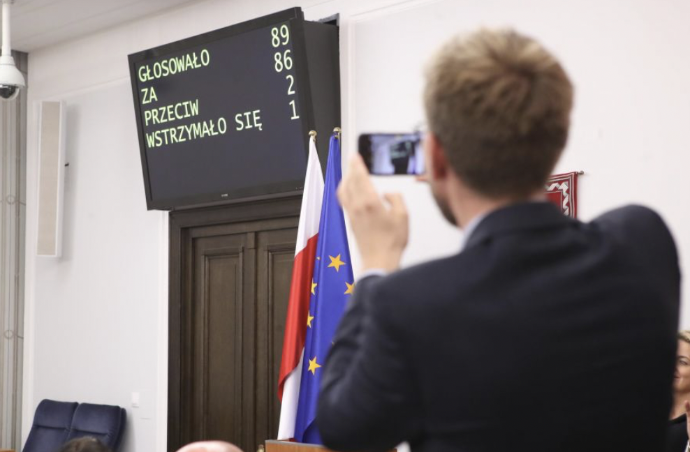 Na zdjęciu tablica z wynikami